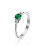 Pierścionek z szmaragdem i brylantami białe złoto AJPZ_102